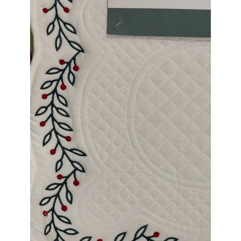 The Farmhouse By Rachel Ashwell 4 White Xmas Quilted Placemats Embroidered Holly